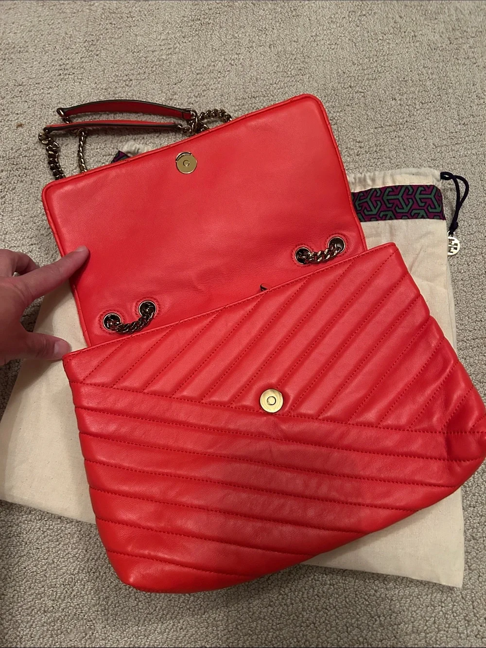 Tory Burch Quilted Leather Shoulder Bag in coral red/orange with Gold Logo - Picture 2 of 5